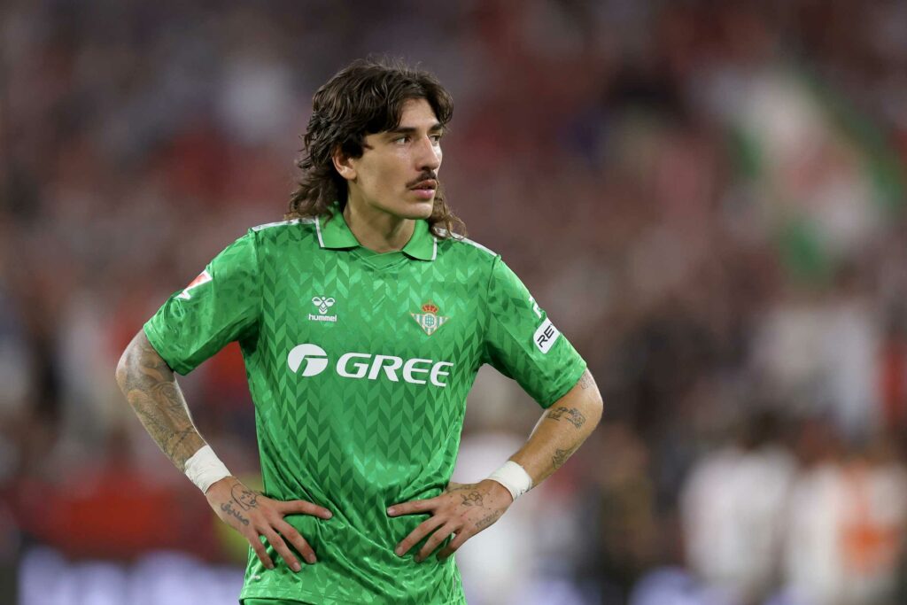 SEVILLE, SPAIN - OCTOBER 06: Hector Bellerin of Real Betis looks on during the LaLiga match between Sevilla FC and Real Betis Balompie at Estadio Ramon Sanchez Pizjuan on October 06, 2024 in Seville, Spain. (Photo by Fran Santiago/Getty Images)