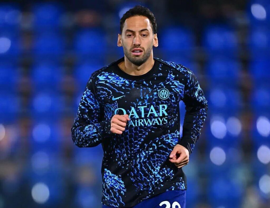 [Fabrizio Romano] ⚫️🔵🇹🇷The contract renewal talks for Calhanoglu are completely stalled and at a standstill. If no renewal arrives before the summer, the chances of a farewell would be very real. The Calhanoglu-Inter odds are dropping more and more.