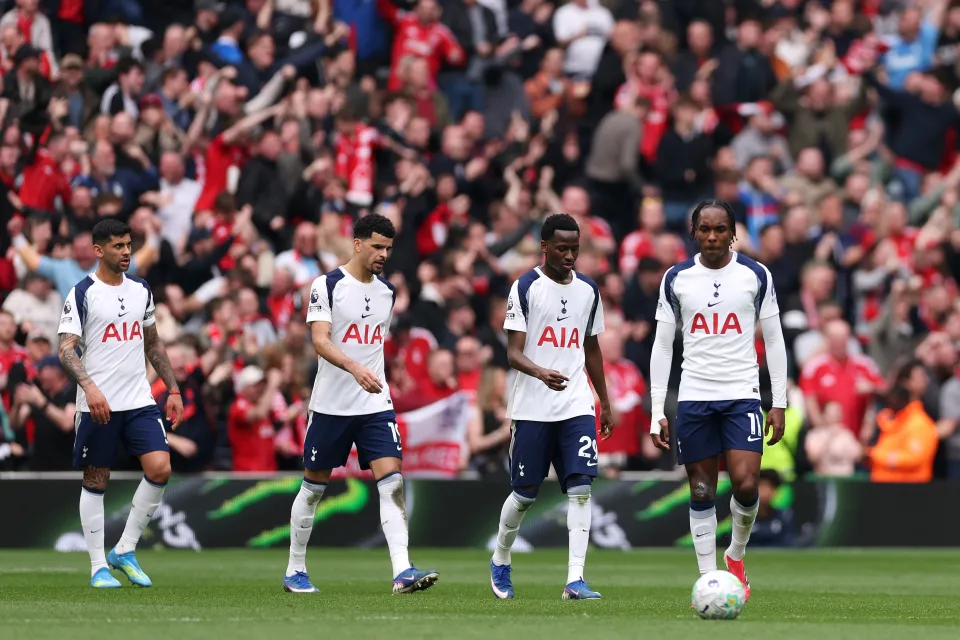Tottenham players dejected in a Premier League match