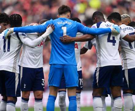 Tottenham players huddle