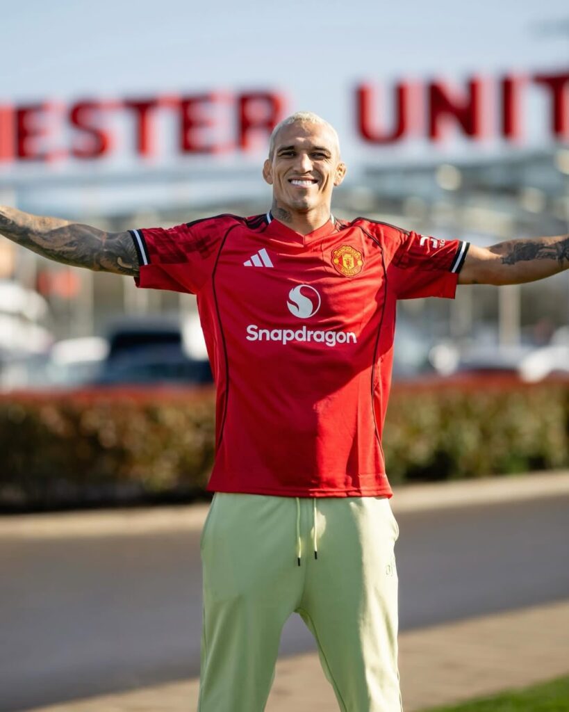 Charles Oliveira visits Carrington