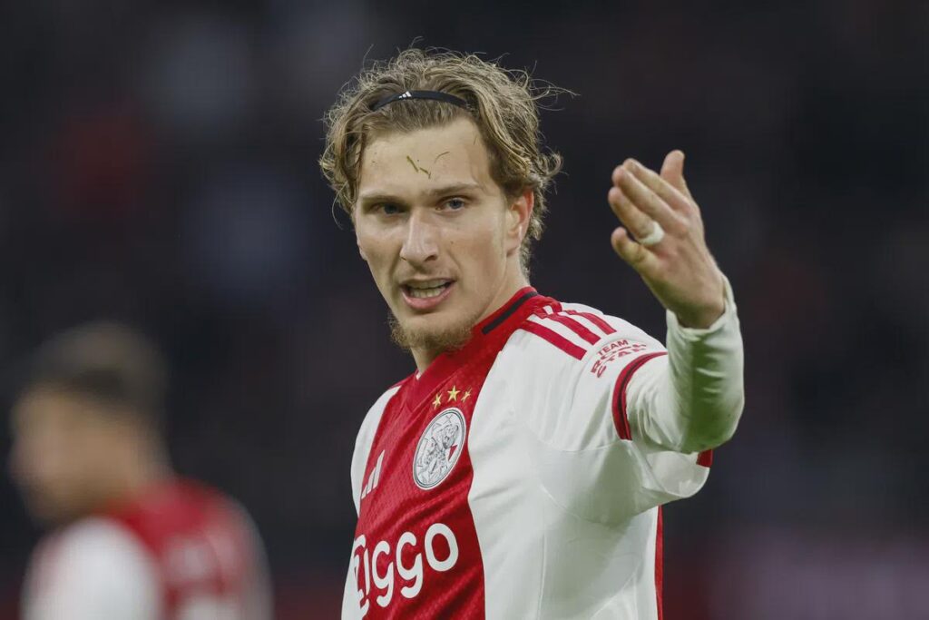 Godts debuteert bij België: 'Hij steekt er bovenuit bij Ajax'