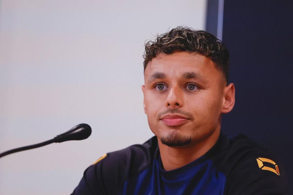 Go Ahead Eagles laat Dean James niet meetrainen wegens onzekerheid over paspoort.