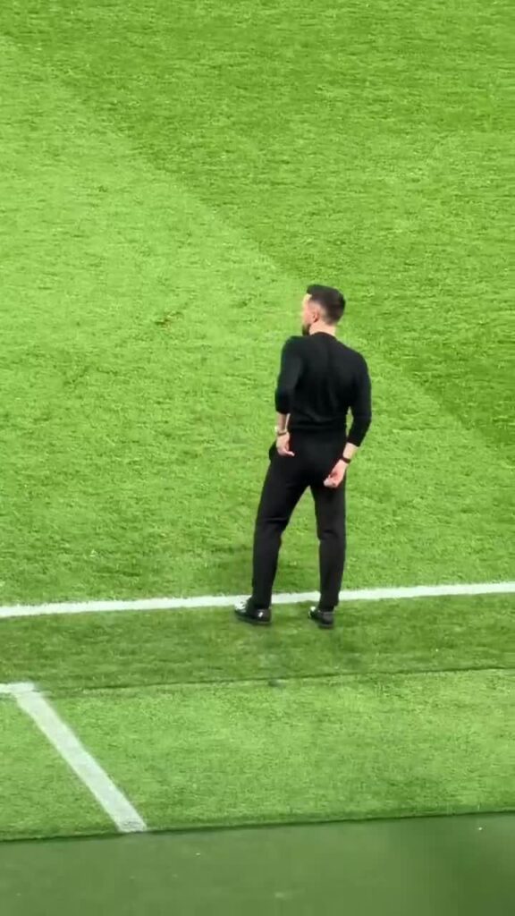 Farioli com algo apertado