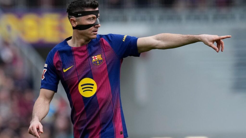 [SPORT] Barca have offered Robert Lewandowski a 1 year extension, with a salary reduction of 50% down to €13M a year. It is unclear whether the Pole will accept at the moment.