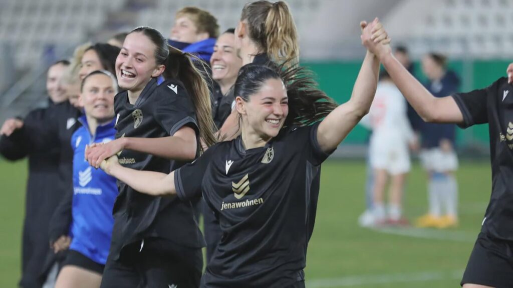 Es gibt sie noch, die Erfolge der Underdogs: In der Bundesliga dominieren auch bei den Frauen längst die Großklubs, im DFB-Pokal haben es die zwei Tabellenletzten ins Halbfinale geschafft: SGS Essen und Carl Zeiss Jena.