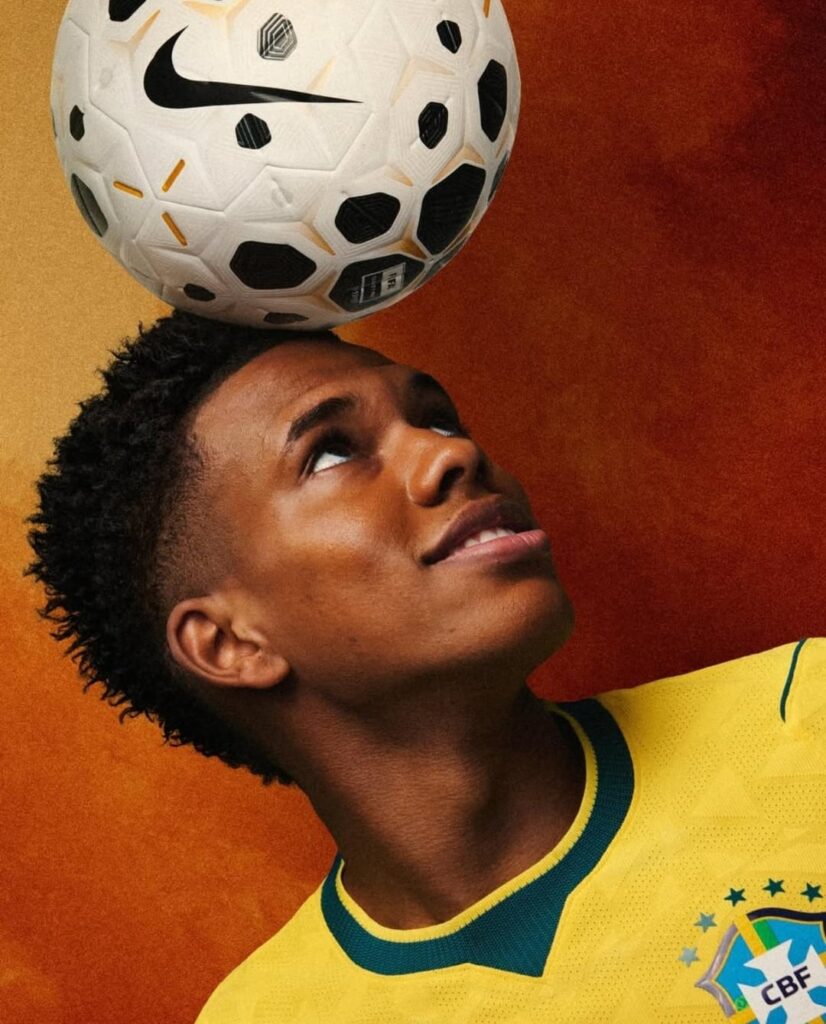 Estêvão with the uniform 1 of Seleção on the official release of the kit