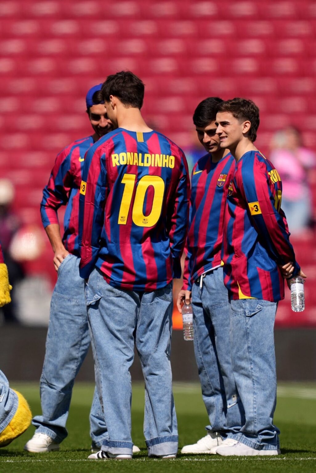 FC Barcelona players, wearing a Ronaldinho jersey paying tribute to the Brazilian as yesterday was his 46th birthday