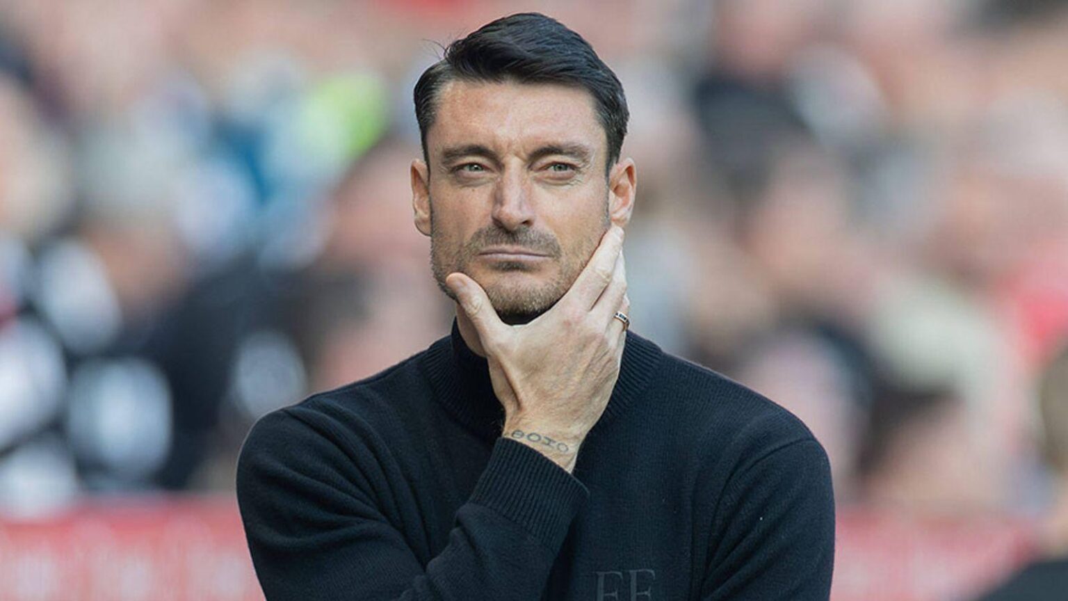 Nach nur sieben Wochen - Trainer Albert Riera bei Eintracht Frankfurt in der Kritik