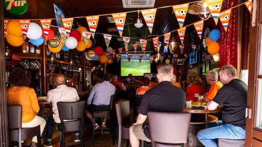 Tweede Kamer wil NOS verbieden geld te vragen voor uitzenden WK-duels Oranje in cafés en op pleinen
