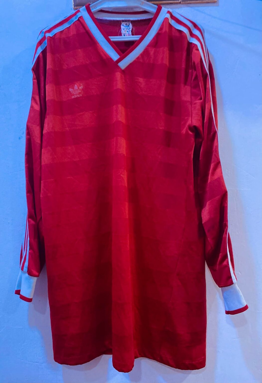 I got this today, and I want to know if Bayern wore this kit around 1987 or not, because I saw many variations—some with the team badge and some without, and also some with the Commodore sponsor and some without.