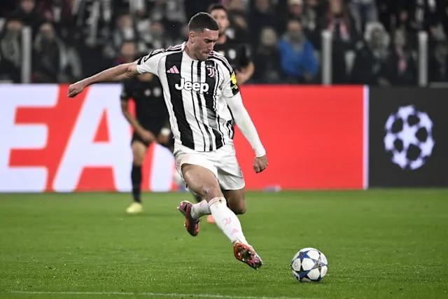 Talks in progress for Dusan Vlahovic’s renewal with Juventus, who are set to offer him a short contract €7M + bonuses per season. Optimism on both sides to continue together. (NicoSchira)