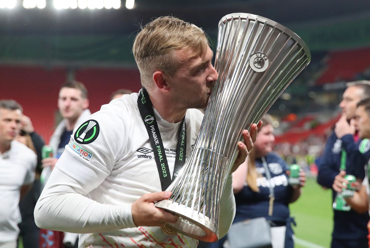  Jarrod Bowen of West Ham United kisses the UEFA Europa Conference League trophy after the team's victory during the UEFA Europa Conference League 2022/23 final match between ACF Fiorentina and West Ham United 
