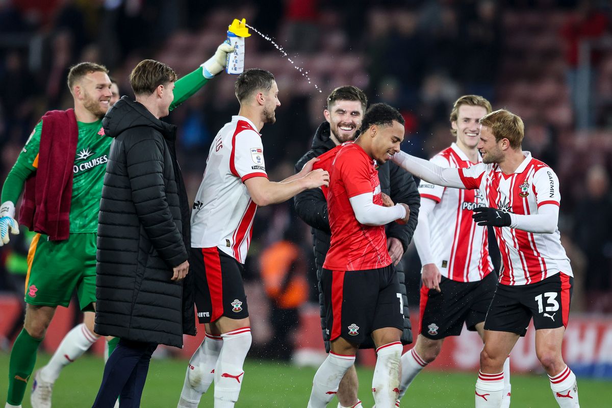 Goalscorer Cameron Archer of Southampton celebrates with team-mates