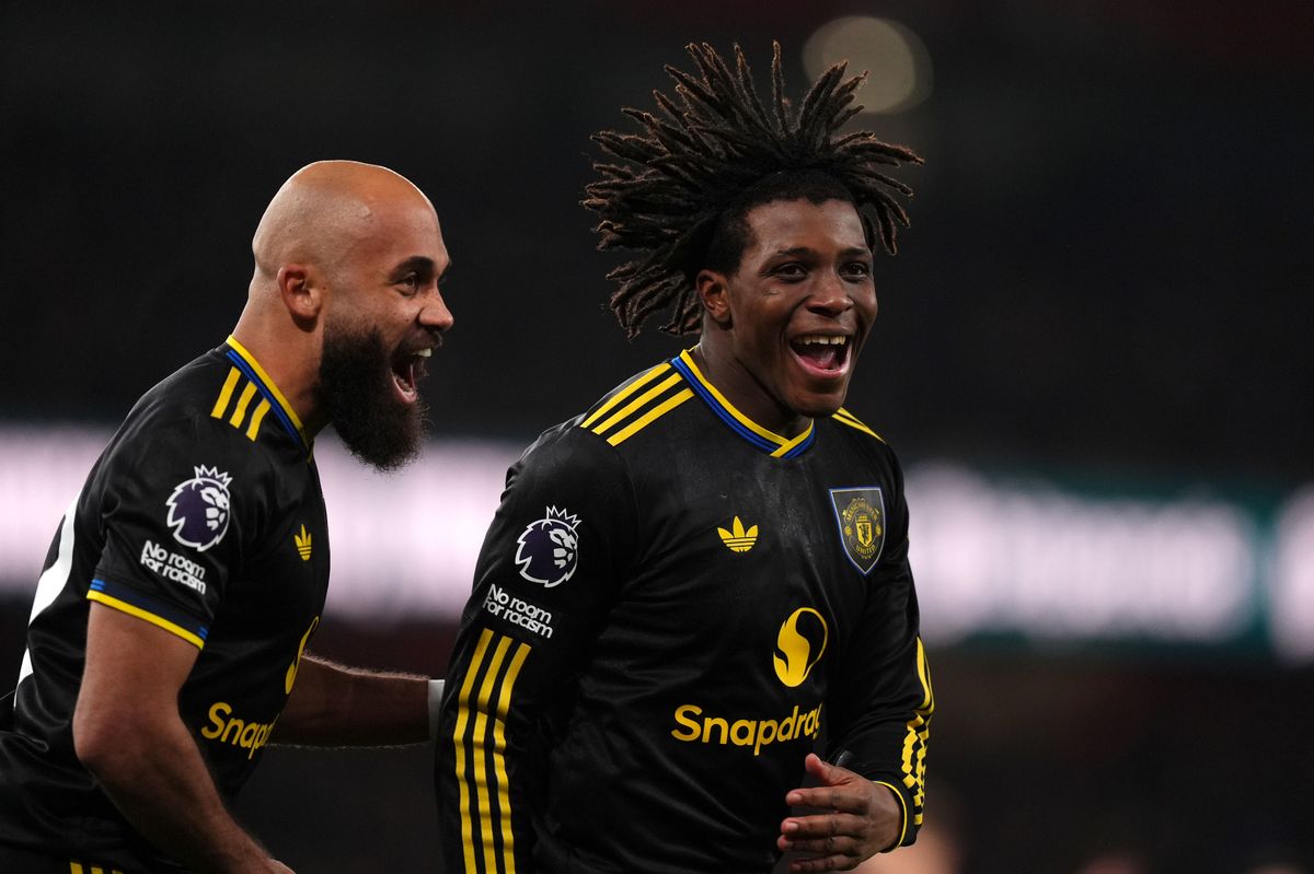 Manchester United's Patrick Dorgu celebrates scoring their side's second goal of the game during the Premier League match at the Emirates Stadium.