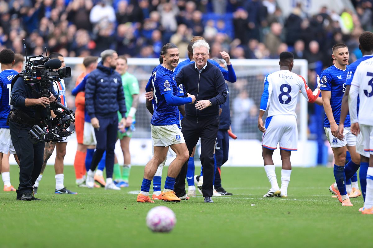 Everton manager David Moyes celebrates with Jack Grealish of Everton after the Premier League match between Everton and Crystal Palace at Hill Dickinson Stadium