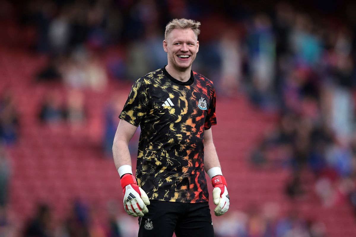 Newcastle United's Aaron Ramsdale warms up at Barcelona