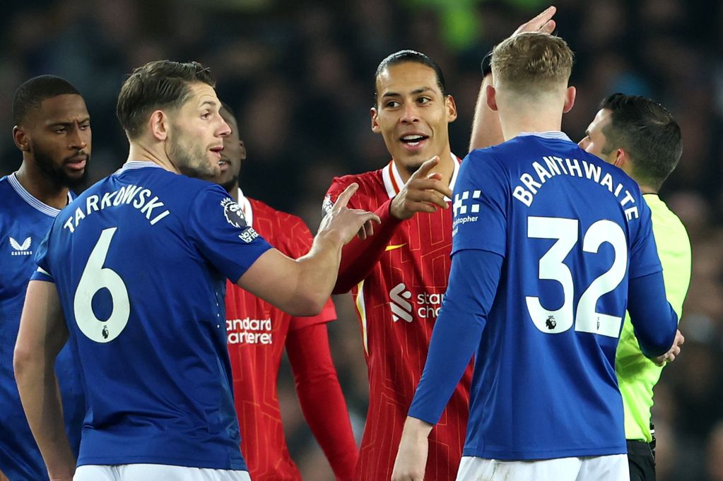 Virgil van Dijk of Liverpool exchanges words with James Tarkowski of Everton as Jake O'Brien of Everton lies on the pitch during the Premier League match between Everton FC and Liverpool FC at Goodison Park on February 12, 2025 in Liverpool, England