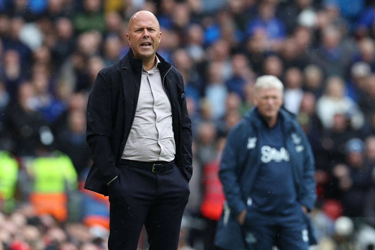 Arne Slot shouting with David Moyes in the background
