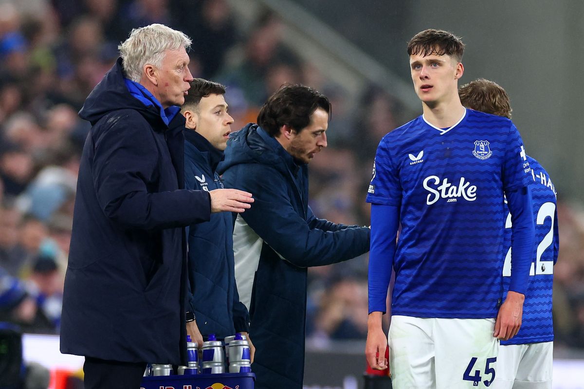 David Moyes and Harrison Armstrong during Everton's defeat to Manchester United
