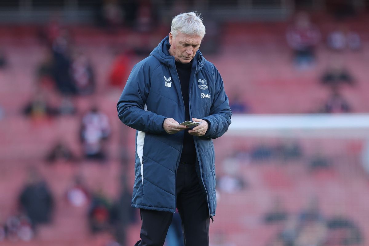 David Moyes takes notes prior to the Premier League match between Arsenal and Everton at Emirates Stadium. Photo by James Gill - Danehouse/Getty Images