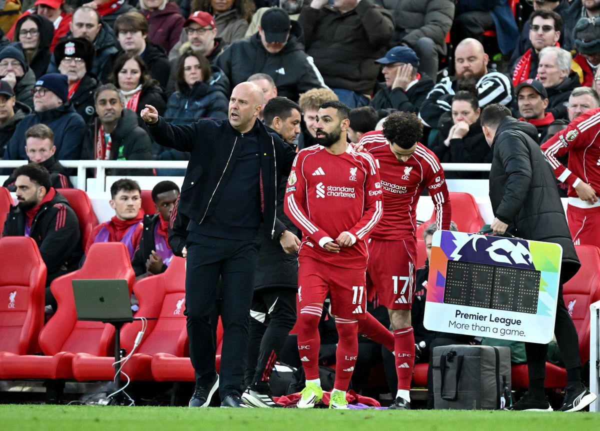 Arne Slot and Mohamed Salah during the Premier League game between Liverpool and Tottenham.