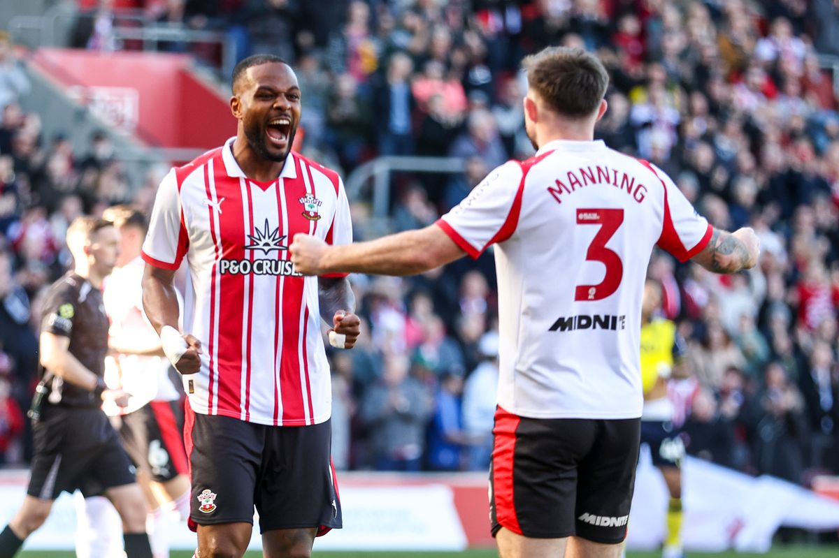 Cyle Larin of Southampton celebrates with team-mate Ryan Manning