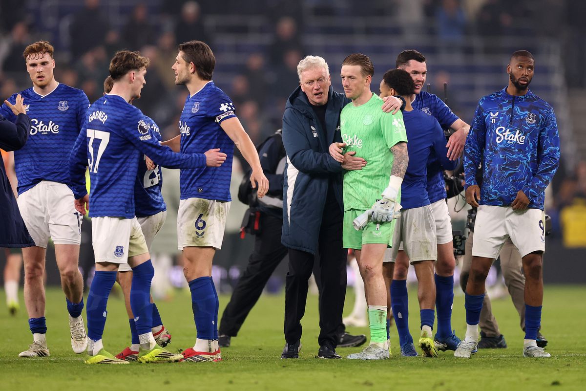David Moyes and mebers of his Everton team following the 3-0 win over Chelsea