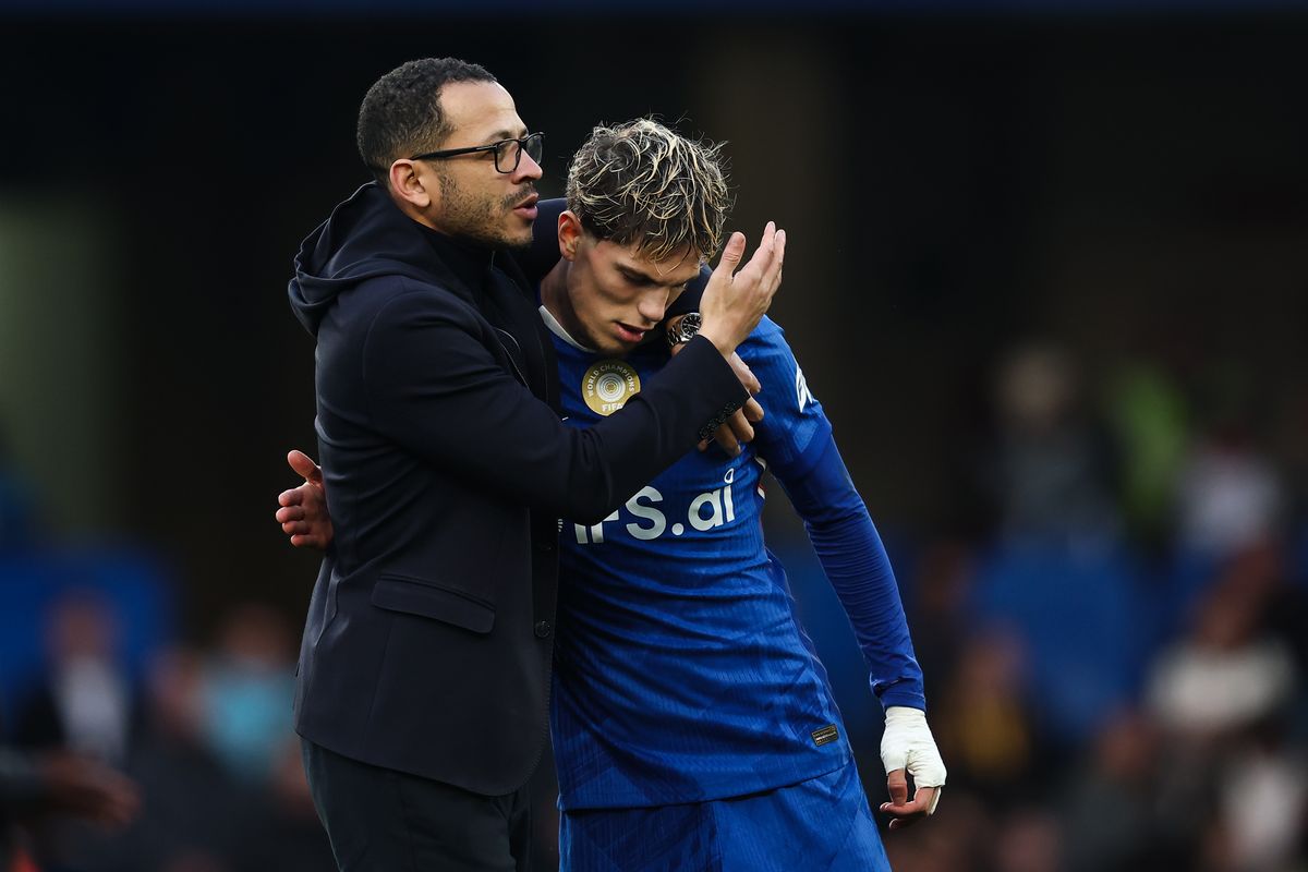 Chelsea's manager Liam Rosenior congratulates Alejandro Garnacho at the end of the match during the Emirates FA Cup Quarter Final match between Chelsea and Port Vale on April 04, 2026 in London, England