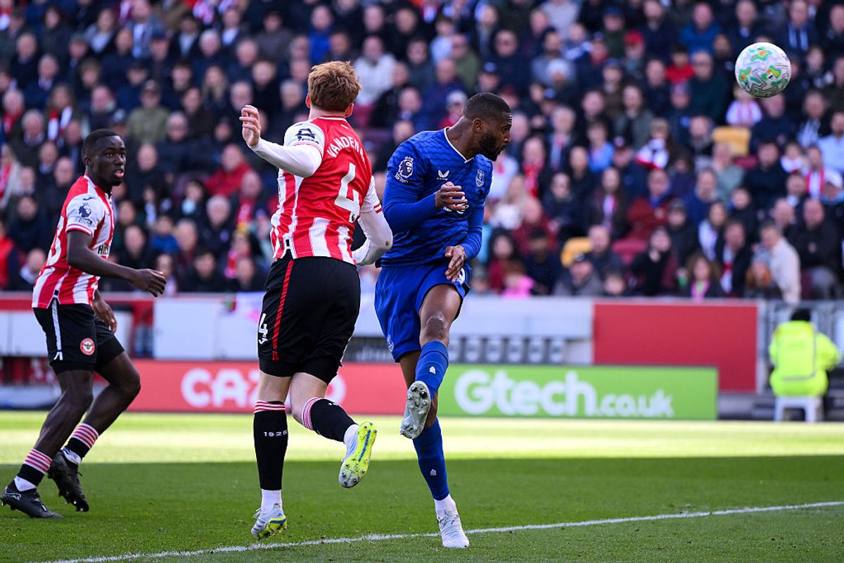 BRENTFORD, ENGLAND - APRIL 11: Beto of Everton scores his team's first goal during the Premier League match between Brentford and Everton at Gtech Community Stadium on April 11, 2026 in Brentford, England. (Photo by Alex Broadway/Getty Images)