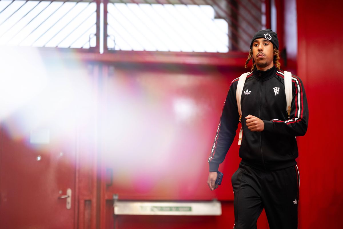 Leny Yoro of Manchester United arrives