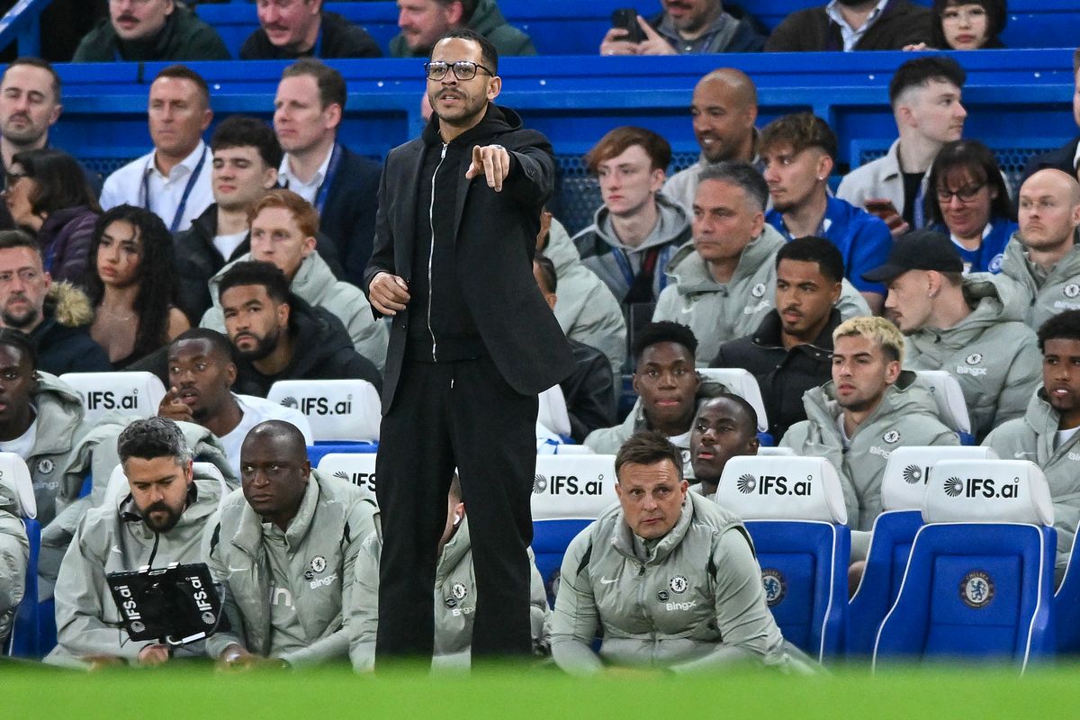 Manager Liam Rosenior of Chelsea gestures during the Premier League match between Chelsea and Manchester United at Stamford Bridge on April 18, 2026 in London, England