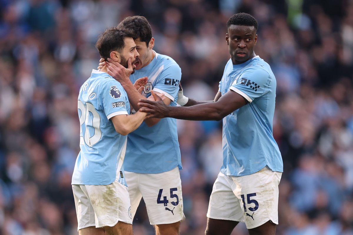Manchester City players react
