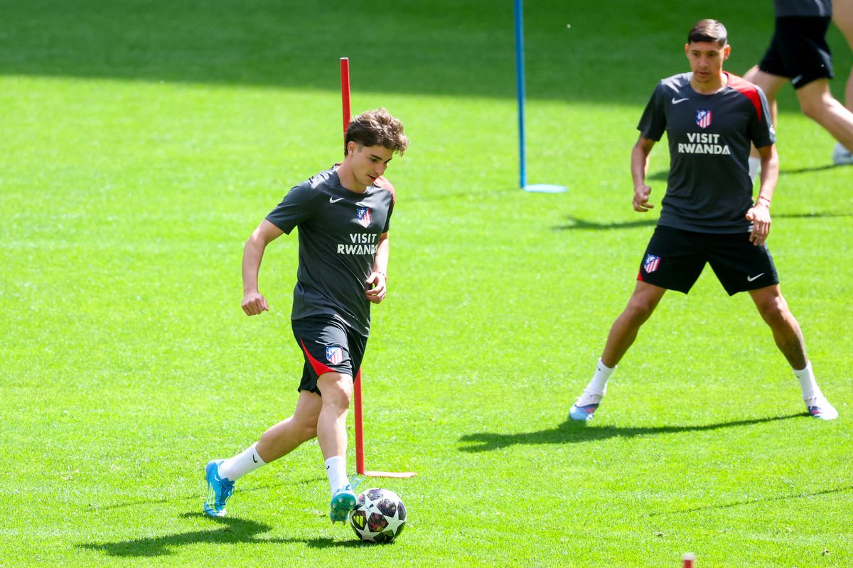 Atletico Madrid's Argentine forward #19 Julian Alvarez (L) runs with the ball during a training session ahead of their UEFA Champions League semi final first leg football match against Arsenal at the Metropolitano stadium in Madrid on April 28, 2026. 