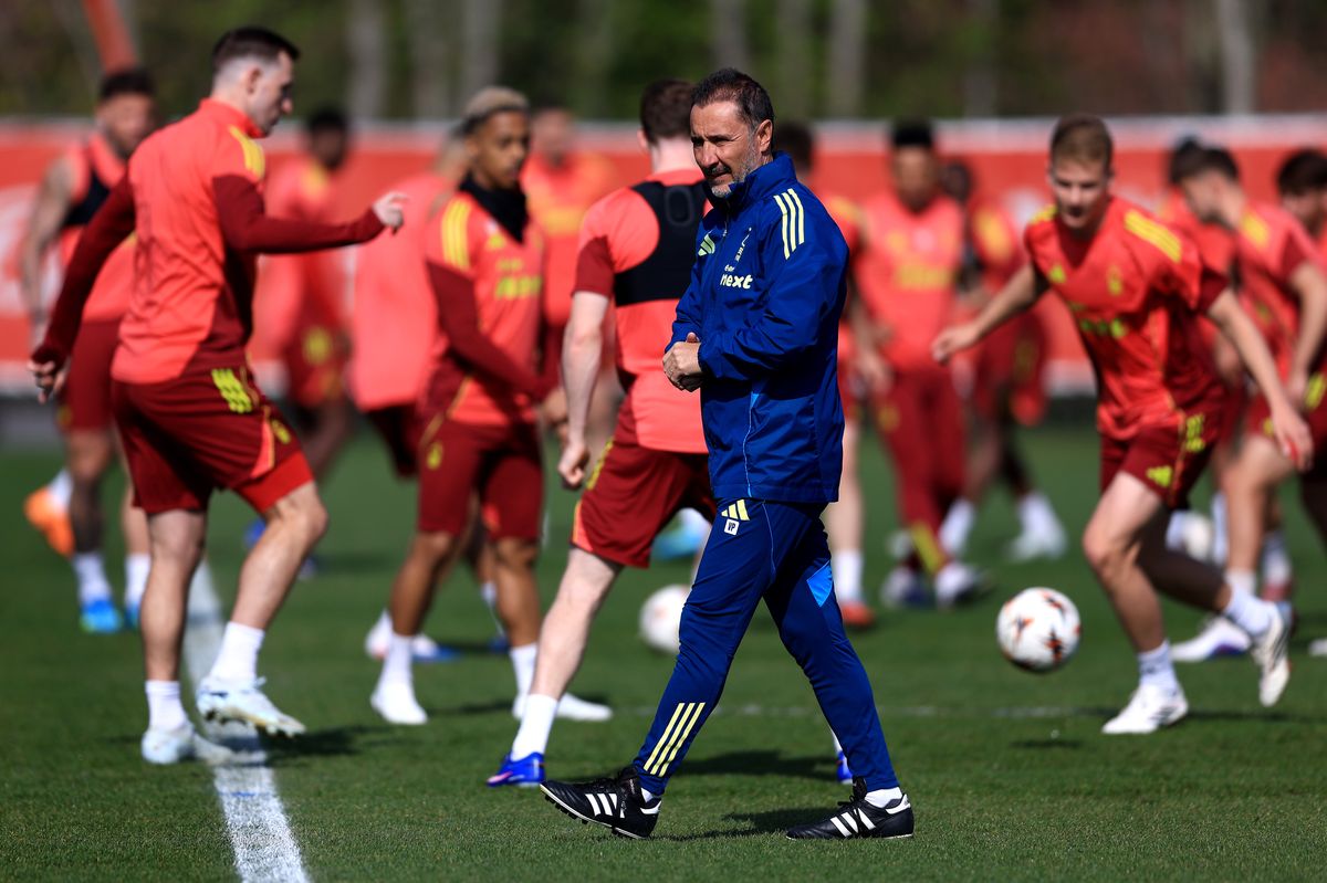 Head coach Vitor Pereira oversees Nottingham Forest training