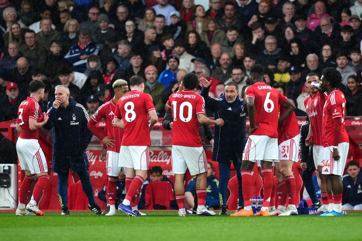 Head coach Vitor Pereira speaks to his Nottingham Forest players during the draw with Aston Villa