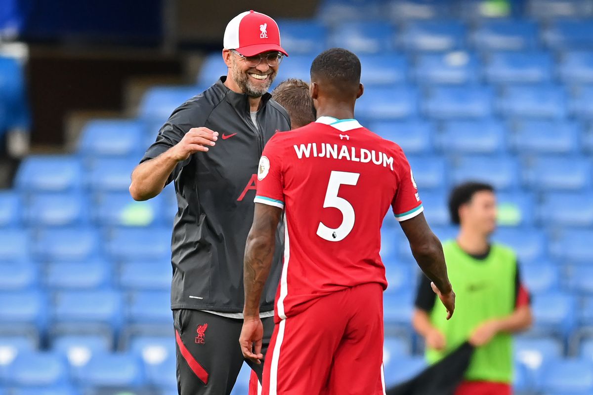 Gini Wijnaldum and Liverpool manager Jurgen Klopp converse
