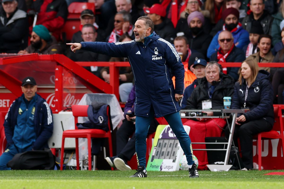 Nottingham Forest head coach Vitor Pereira shouts instructions against Aston Villa