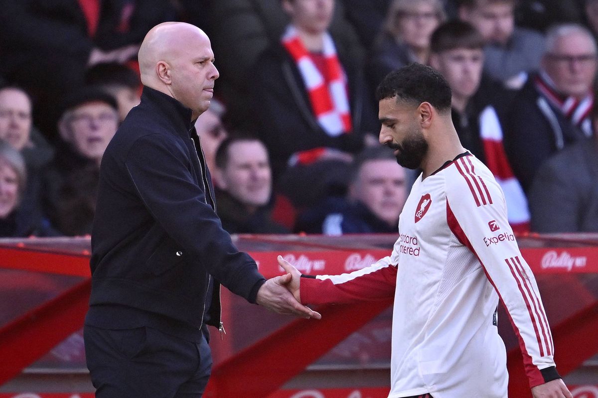 NOTTINGHAM, ENGLAND - FEBRUARY 22: (THE SUN OUT, THE SUN ON SUNDAY OUT) Mohamed Salah of Liverpool shakes hands with Arne Slot, Manager of Liverpool, as he leaves the pitch after being substituted during the Premier League match between Nottingham Forest and Liverpool at City Ground on February 22, 2026 in Nottingham, England. (Photo by Liverpool FC/Liverpool FC via Getty Images)