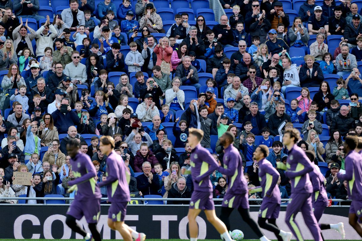 Everton players, including Iliman Ndiaye, take part in open training at Hill Dickinson Stadium. Image: Everton FC
