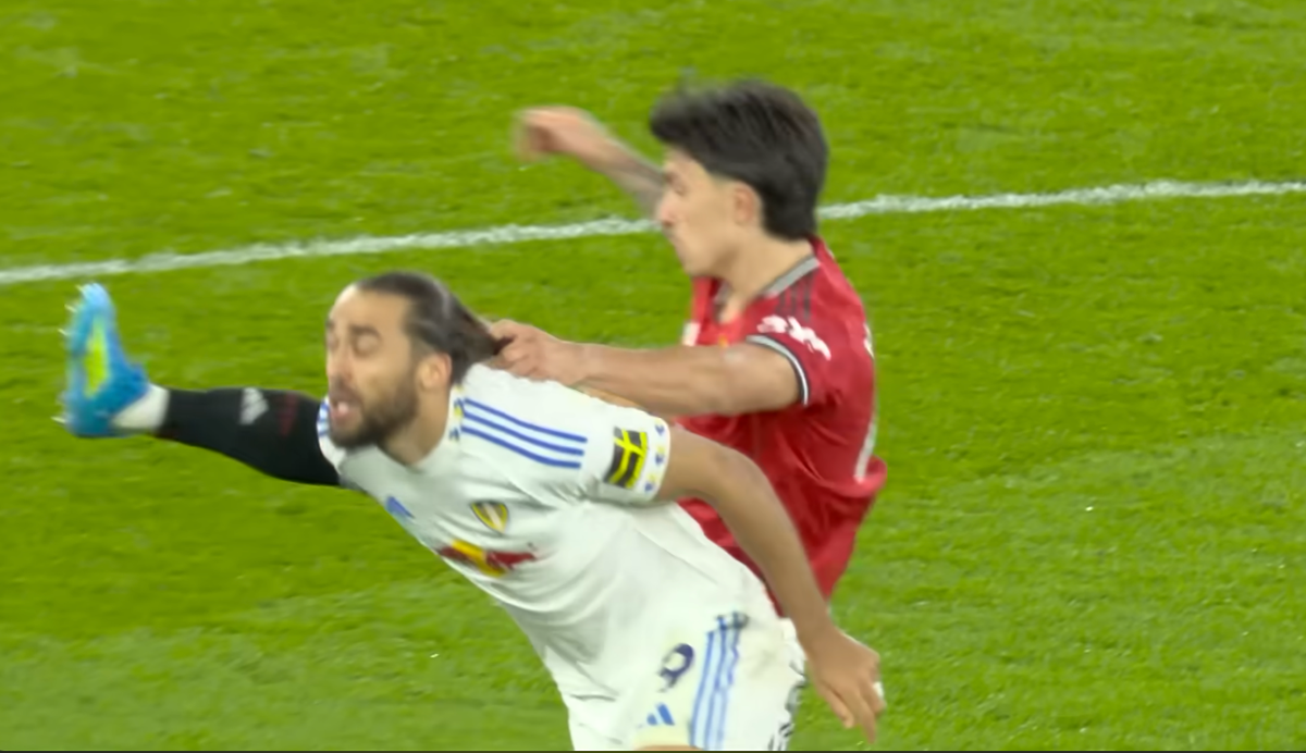 Lisandro Martinez pulls the hair of Calvert-Lewin