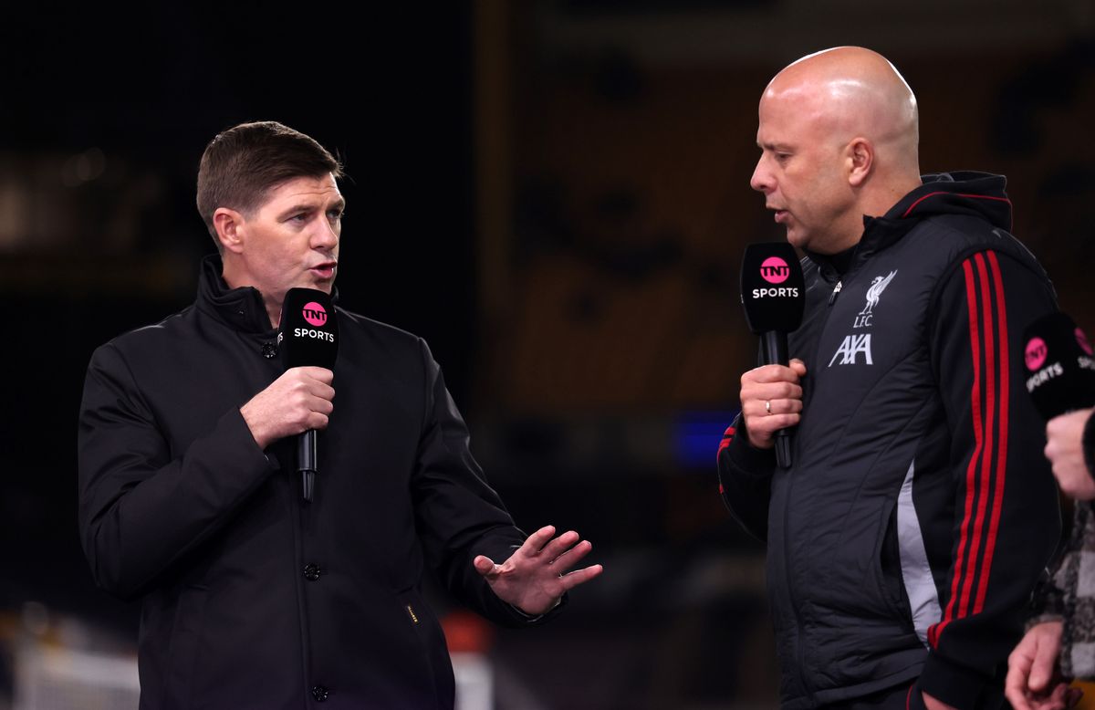 Former Liverpool Captain and TNT Sport pundit Steven Gerrard speaks to Arne Slot manager / head coach of Liverpool ahead of during the Premier League match between Wolverhampton Wanderers and Liverpool