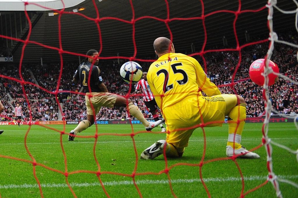 SUNDERLAND, ENGLAND - OCTOBER 17:  Darren Bent of Sunderland watches as his shot goes between Glen Johnson and Pepe Reina of Liverpool and in to the goal off of a balloon, during the Barclays Premier League match between Sunderland and  Liverpool at the Stadium of Light on October 17, 2009 in Sunderland, England.  (Photo by Mike Hewitt/Getty Images)
