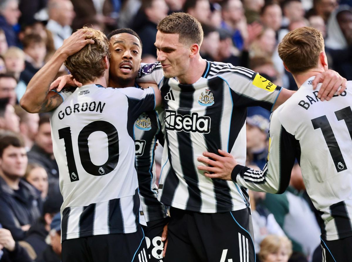 Newcastle players celebrate as Anthony Gordon opens scoring vs Chelsea