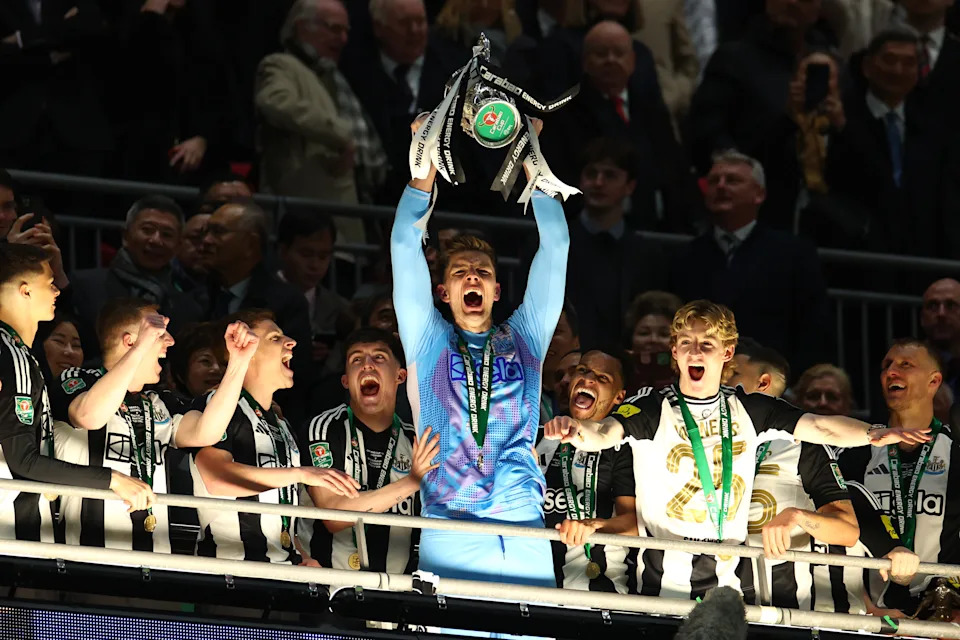 LONDON, ENGLAND - MARCH 16:   Nick Pope of Newcastle United lifts the trophy with his team-mates at the end of the Carabao Cup Final between Liverpool and Newcastle United at Wembley Stadium on March 16, 2025 in London, England. (Photo by Chris Brunskill/Fantasista/Getty Images)
