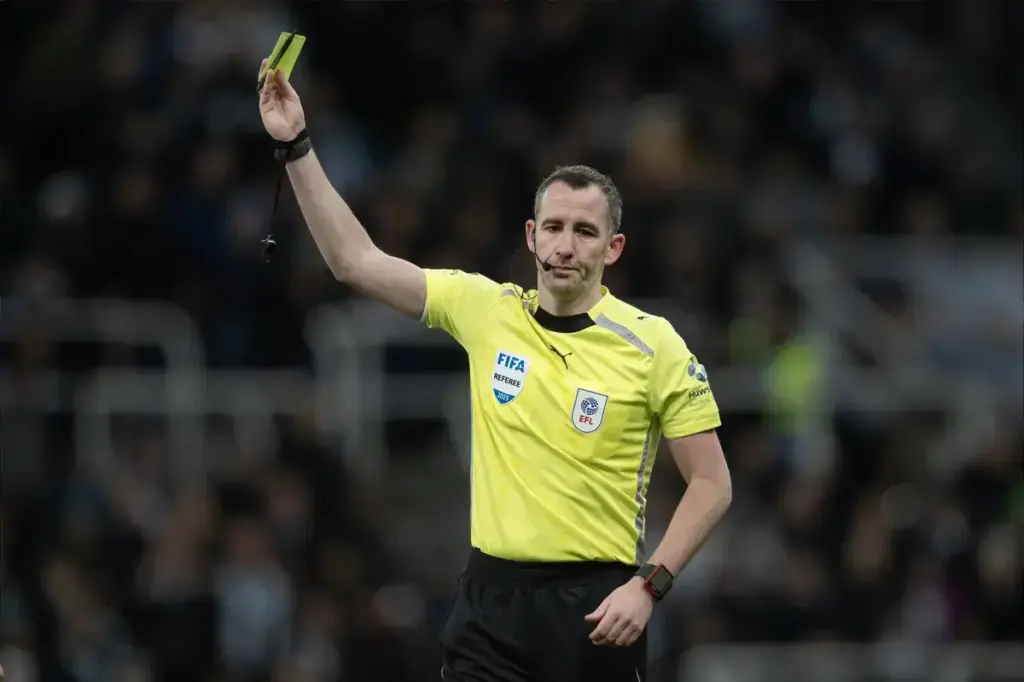 Who is the referee for Chelsea vs Manchester City in the Premier League?