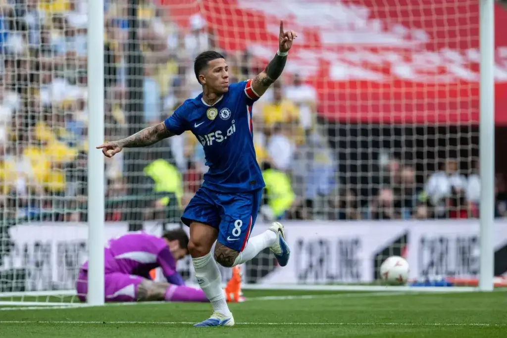 Fernandez's goal takes Chelsea through to FA Cup final