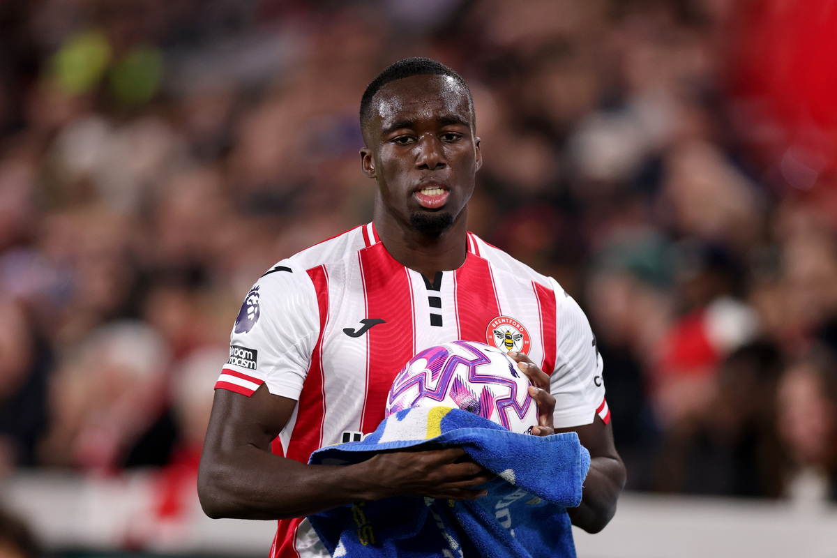 BRENTFORD, ENGLAND - OCTOBER 25: Michael Kayode of Brentford dries the ball with a towel before taking a long throw-in during the Premier League match between Brentford and Liverpool at Gtech Community Stadium on October 25, 2025 in Brentford, England. (Photo by Alex Pantling/Getty Images)