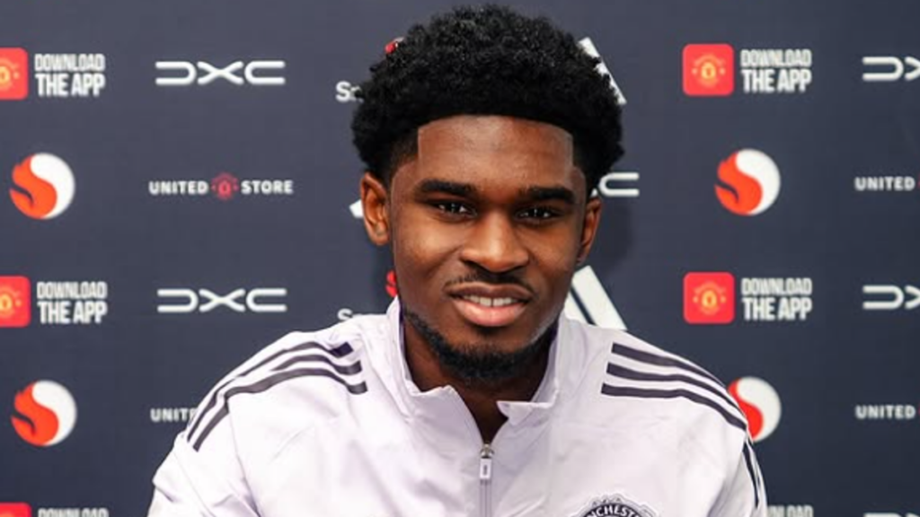 Manchester United confirm new contract for young defender