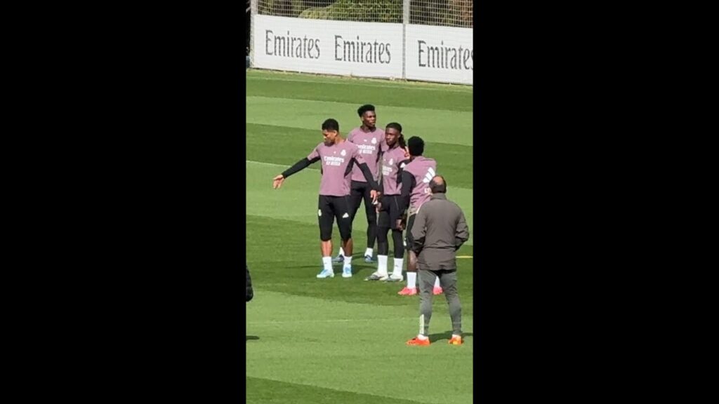 El VACILE de VINICIUS a CAMAVINGA en el ENTRENAMIENTO del REAL MADRID